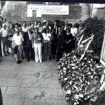 Fiori in piazza Nettuno davanti all'elenco delle vittime della strage